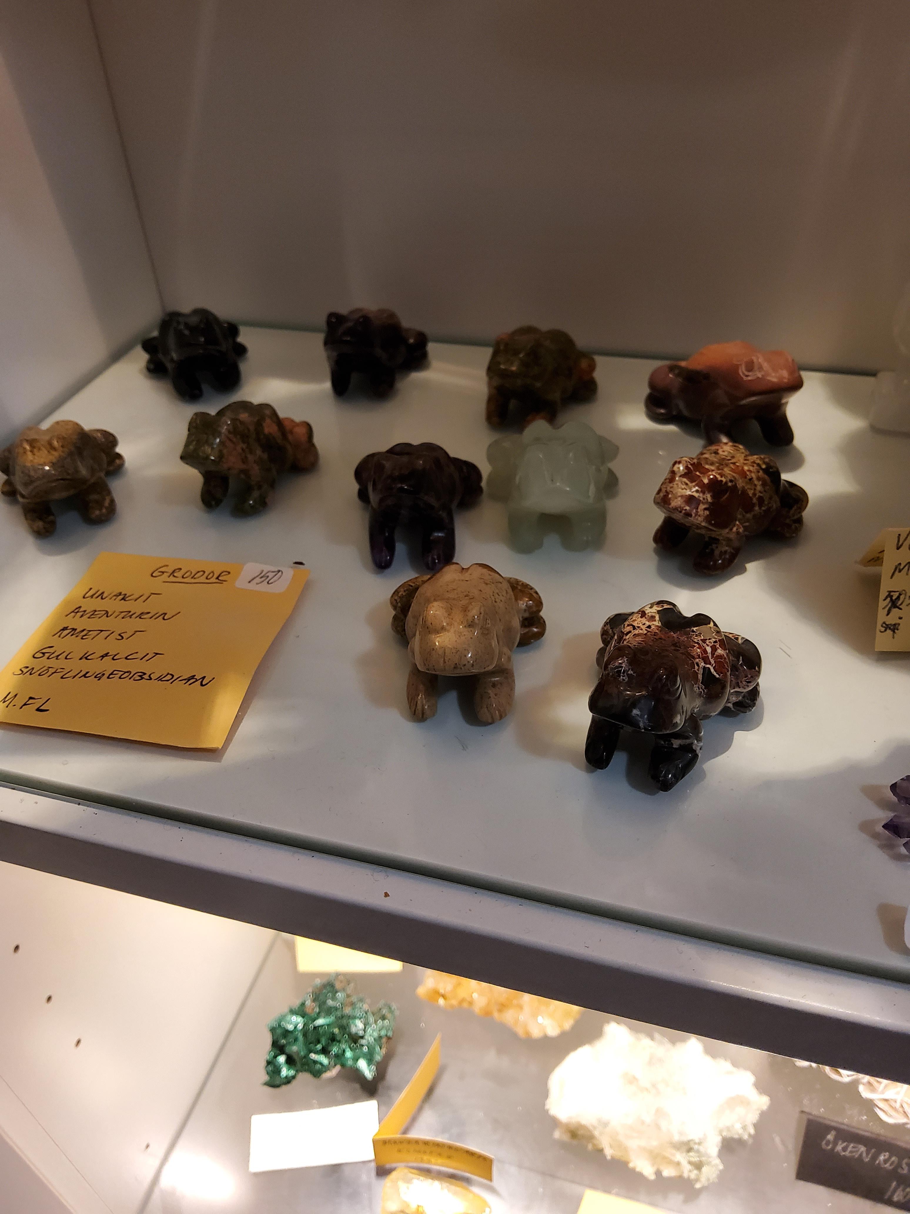 Grodor i olika kristaller